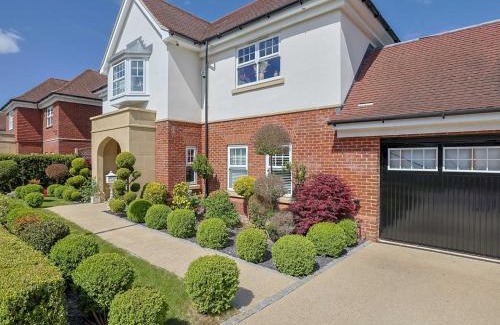 Winkfield House | Pass the Keys Luxury Villa with Hot Tub - 5 minutes to Legoland