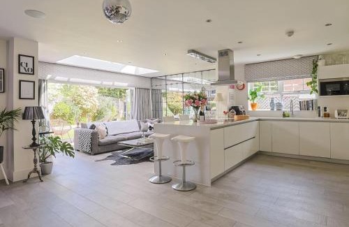 Winkfield House | Pass the Keys Luxury Villa with Hot Tub - 5 minutes to Legoland