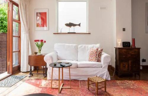 Earlsfield House | Discover Mediterranean Garden Home - 4-Star Gem with Great Reviews