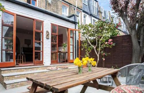 Earlsfield House | Discover Mediterranean Garden Home - 4-Star Gem with Great Reviews