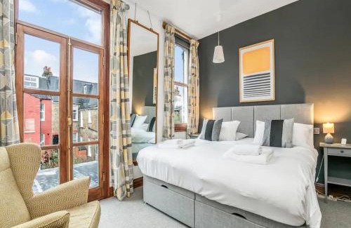 Earlsfield House | Discover Mediterranean Garden Home - 4-Star Gem with Great Reviews