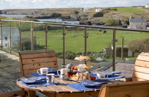 Trearddur Bay Apartment | Seaside Escape | Modern 2 Bedroom Apartment with Views