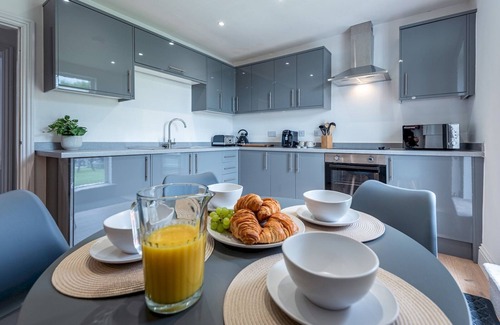 Madeley Apartment | Stylish Modern Apartment with Terrace and Family-Friendly Amenities
