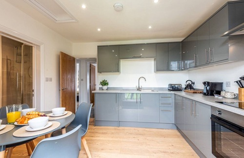 Madeley Apartment | Stylish Modern Apartment with Terrace and Family-Friendly Amenities