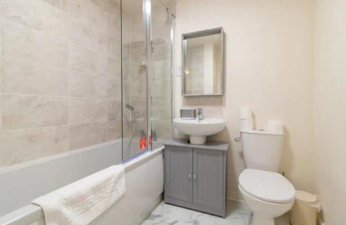 Newcastle-upon-Tyne House | Modern House for Families: Comfort and Convenience Await