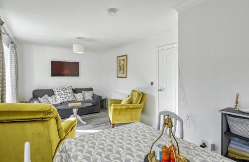 Cheadle House | Modern Quiet House with Easy Airport Access for Families
