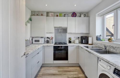 Cheadle House | Modern Quiet House with Easy Airport Access for Families