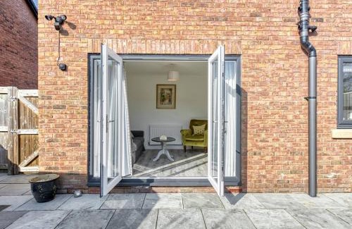 Cheadle House | Modern Quiet House with Easy Airport Access for Families