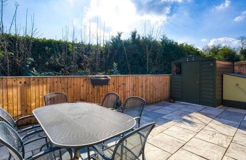 Cheadle House | Modern Quiet House with Easy Airport Access for Families