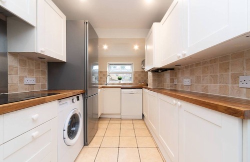Surbiton House | Family-Friendly Cottage with Kitchen & Breakfast Options