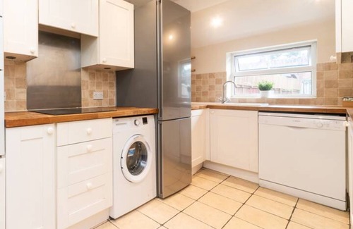 Surbiton House | Family-Friendly Cottage with Kitchen & Breakfast Options