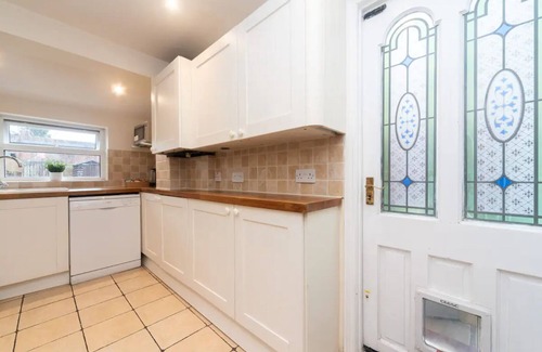 Surbiton House | Family-Friendly Cottage with Kitchen & Breakfast Options