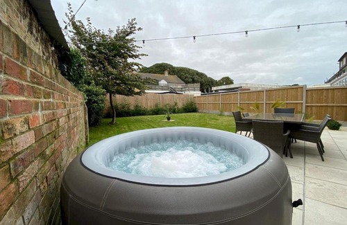New Romney House | Experience New Ivy Cottage: Beach Access & Golf Nearby