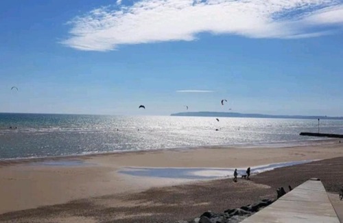 New Romney House | Experience New Ivy Cottage: Beach Access & Golf Nearby