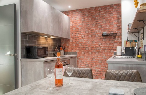 Cardiff City Centre Apartment | Modern City Apartment Near Stadiums with Great Amenities