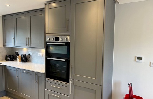 Charvil House | Modern Retreat Steps from Twyford Centre with Family Amenities