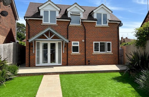 Charvil House | Modern Retreat Steps from Twyford Centre with Family Amenities