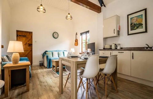 Farringdon House | Relaxing 2-Bedroom Holiday Home with Family-Friendly Amenities