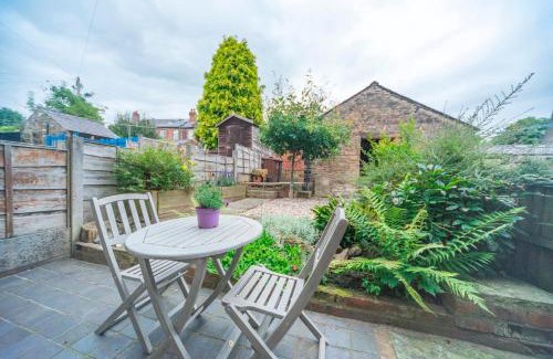 New Mills House | Pass the Keys Pet & Cycle Friendly Garden Home in New Mills
