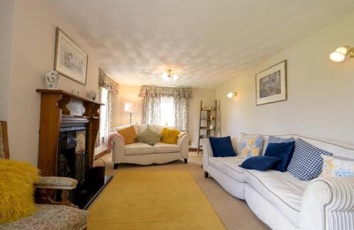 Usk House | Guest Rated 10/10: Porth Vaynor Farmhouse & Gardens