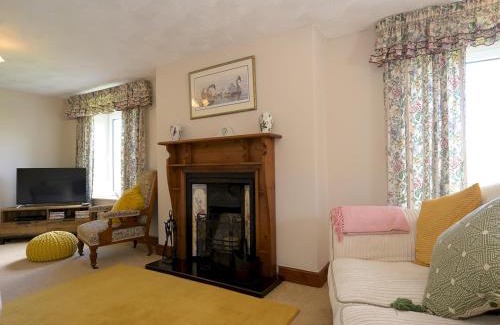 Usk House | Guest Rated 10/10: Porth Vaynor Farmhouse & Gardens