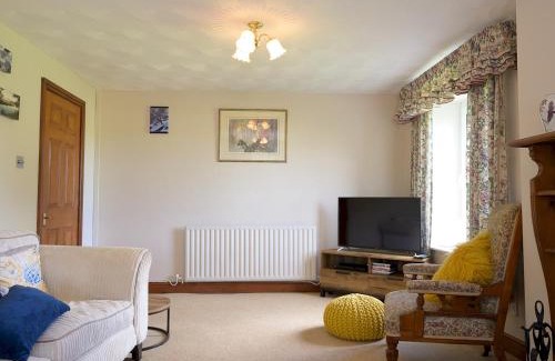 Usk House | Guest Rated 10/10: Porth Vaynor Farmhouse & Gardens