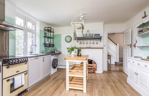 Birdham House | Guest Rated 10/10 | Inviting Three Bedroom Home by the Beach