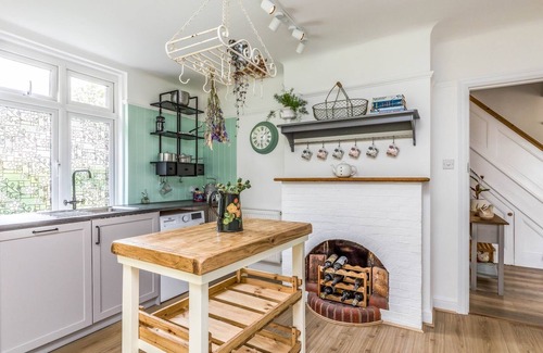 Birdham House | Guest Rated 10/10 | Inviting Three Bedroom Home by the Beach