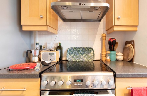 Putney Apartment | Idyllic Stay at Pass the Keys | Putney's Hidden Gem