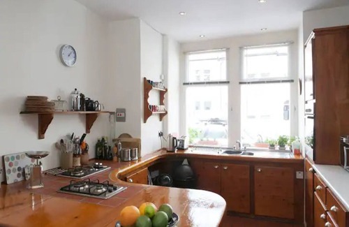 Earlsfield House | Discover Pass the Keys: Unique Home with Private Garden
