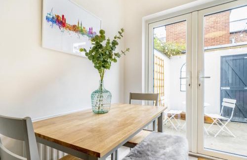 Queens Quarter House | Rathcool Retreat: Outdoor Terrace Near Cafes & Bars