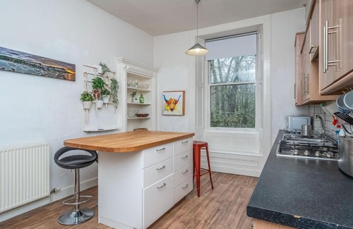 Tollcross Apartment | Modern 2-Bed Flat Steps from City Centre and Meadows