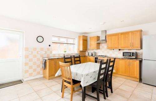 Leamington Spa House | Convenient 2-Bed Retreat with Parking in Leamington Spa
