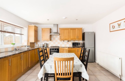 Leamington Spa House | Convenient 2-Bed Retreat with Parking in Leamington Spa