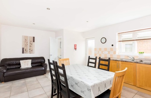 Leamington Spa House | Convenient 2-Bed Retreat with Parking in Leamington Spa