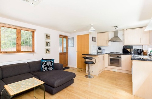 Leamington Spa House | Cozy 1 Bed Coach House with Kitchen & Breakfast Included