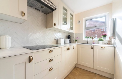 Worcester Park House | Inviting Family Retreat | Stylish 2 Bedroom Home with Kitchen
