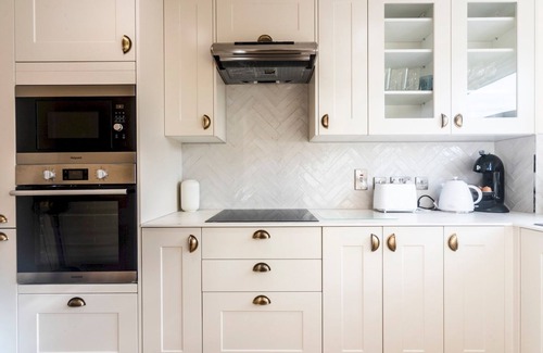 Worcester Park House | Inviting Family Retreat | Stylish 2 Bedroom Home with Kitchen