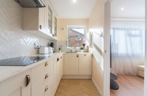 Worcester Park House | Inviting Family Retreat | Stylish 2 Bedroom Home with Kitchen