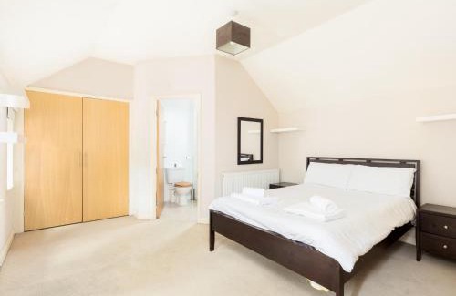 Leamington Spa House | Cozy 1-Bed Coach House with Hot Tub & Child-Friendly Perks