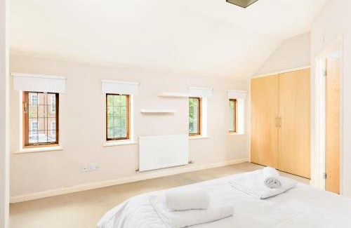 Leamington Spa House | Cozy 1-Bed Coach House with Hot Tub & Child-Friendly Perks