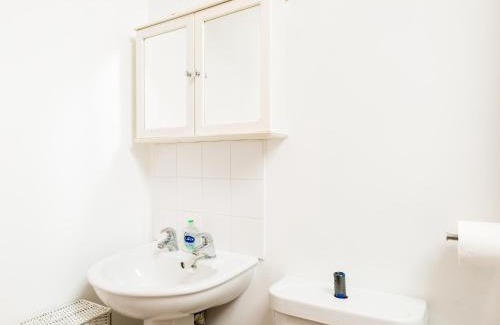 Leamington Spa House | Cozy 1-Bed Coach House with Hot Tub & Child-Friendly Perks