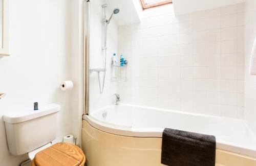 Leamington Spa House | Cozy 1-Bed Coach House with Hot Tub & Child-Friendly Perks