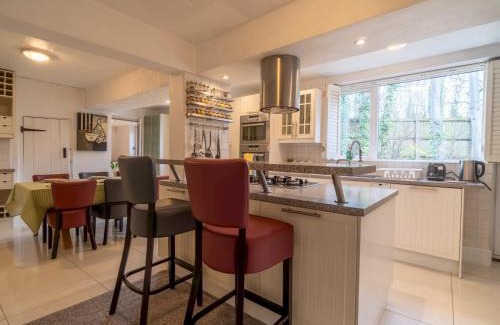 Giltbrook House | Cozy 6 Guest Cottage with Child-Friendly Amenities
