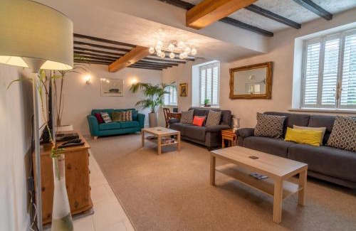 Giltbrook House | Cozy 6 Guest Cottage with Child-Friendly Amenities