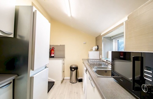 Newcastle-upon-Tyne Apartment | Discover Pass the Keys: Family-Friendly Flat with Kitchen