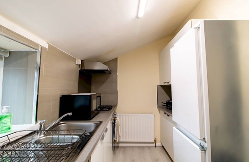 Newcastle-upon-Tyne Apartment | Discover Pass the Keys: Family-Friendly Flat with Kitchen