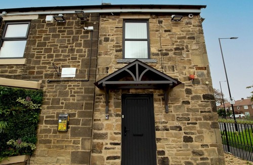 Newcastle-upon-Tyne Apartment | Discover Pass the Keys: Family-Friendly Flat with Kitchen