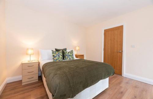 Burnt Oak House | Convenient 3-Bedroom Home, Just 25 Mins to Central London