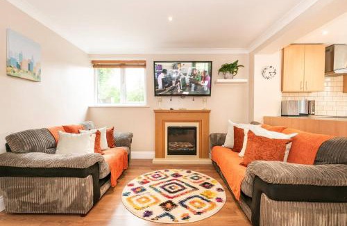 Burnt Oak House | Convenient 3-Bedroom Home, Just 25 Mins to Central London